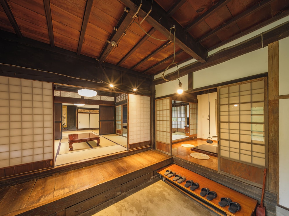 ヴィラ ガーデンビュー 客室内のダイニングエリア0 | 古民家田淵 -villa tabuchi-