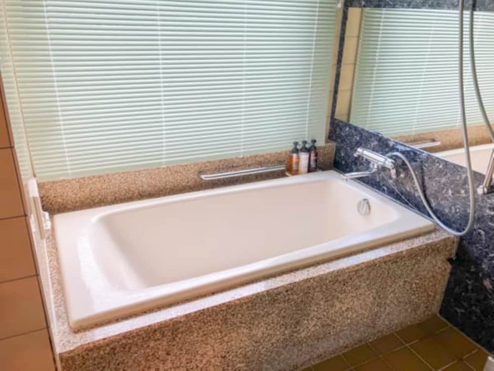 ファミリー ルーム 禁煙 バスルーム1 | ホテルリブマックス豊岡