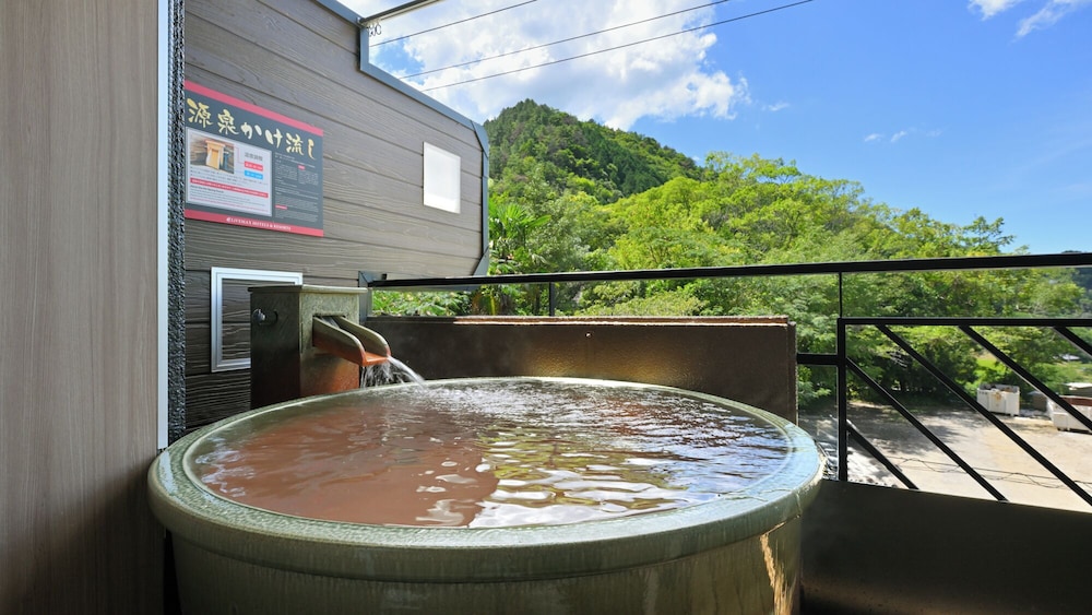 [和モダンスーペリア和洋室] 専用テラス＆露天風呂付 マウンテン ビュー0 | リブマックスリゾート讃岐塩江温泉