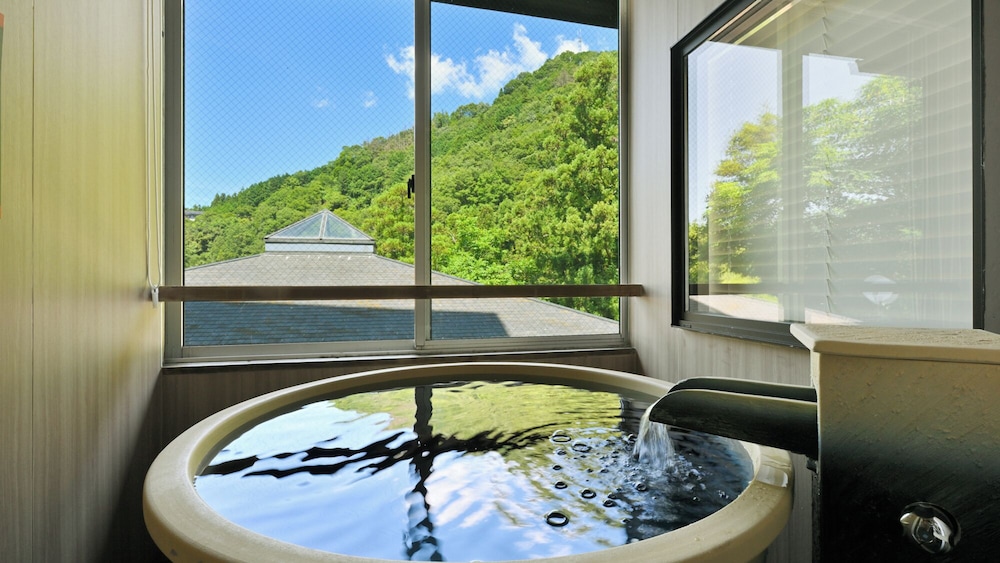 [洋モダンスイート和洋室] 半露天風呂付 マウンテン ビュー0 | リブマックスリゾート讃岐塩江温泉