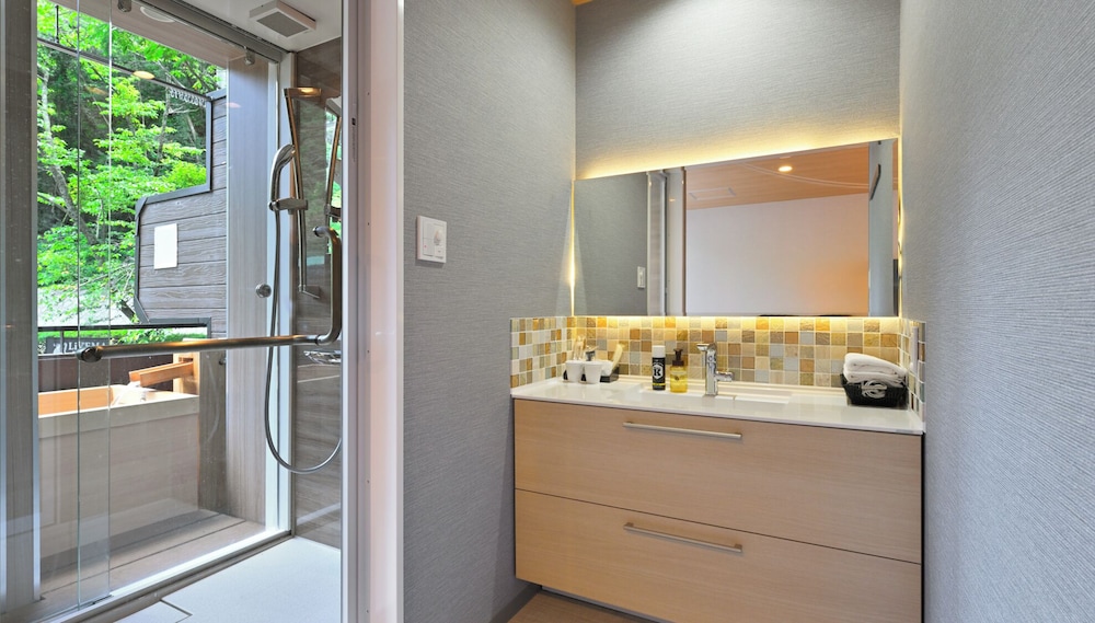 [和モダンJrスイート和洋室] 檜露天風呂付 客室2 | リブマックスリゾート讃岐塩江温泉