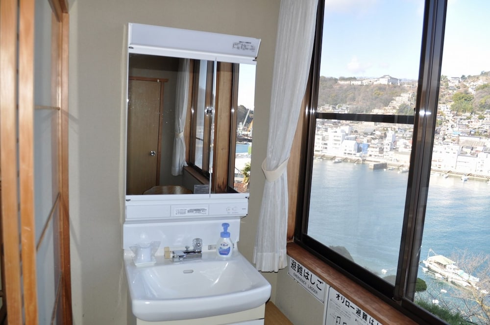 和室 4 人部屋 禁煙 シービュー 客室4 | 尾道やすらぎの宿しーそー