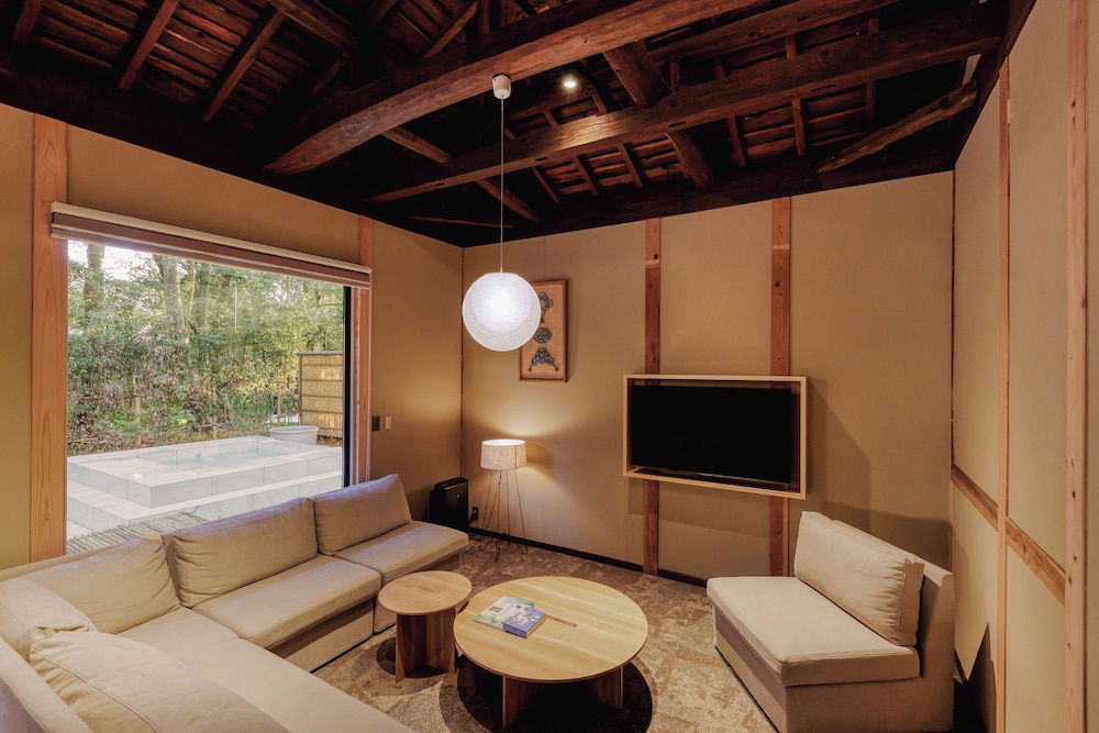 [NOZAKI] スイート　プライベート　ヴィラ　禁煙 (フロント施設から1400m) リビング エリア1 | NIPPONIA HOTEL 伊賀上野 城下町