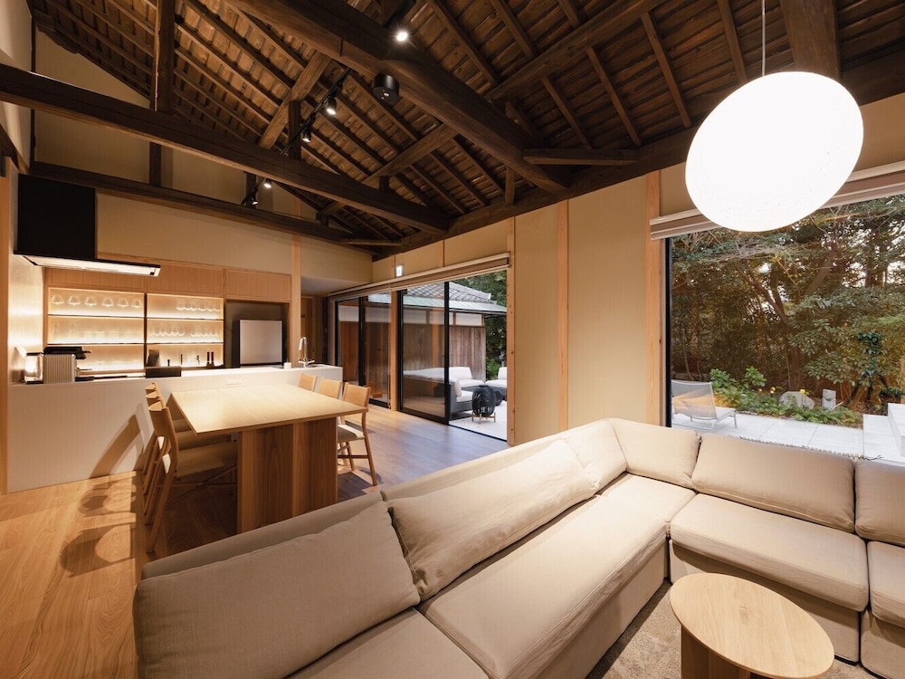 [NOZAKI] スイート　プライベート　ヴィラ　禁煙 (フロント施設から1400m) リビング エリア2 | NIPPONIA HOTEL 伊賀上野 城下町