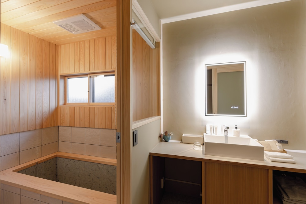 [NOZAKI] スイート　プライベート　ヴィラ　禁煙 (フロント施設から1400m) バスルーム1 | NIPPONIA HOTEL 伊賀上野 城下町