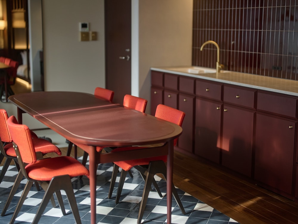 スタンダード スタジオスイート 客室内のダイニングエリア1 | illi Tex Aoyama