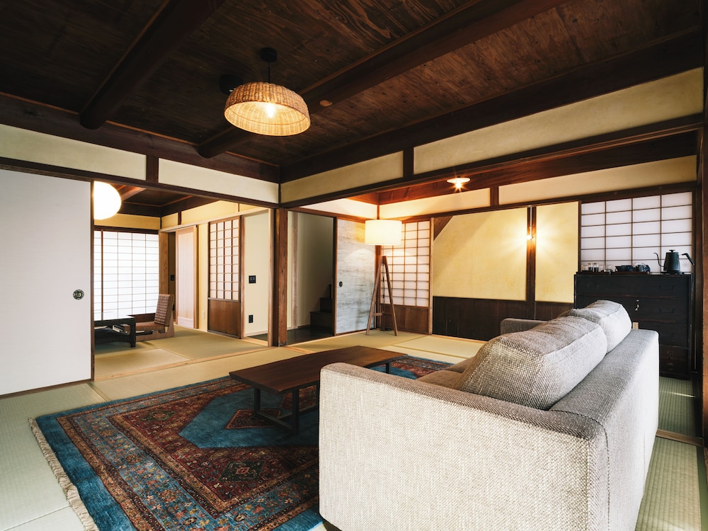 ラグジュアリー ルーム リビング エリア1 | RITA 雲南吉田