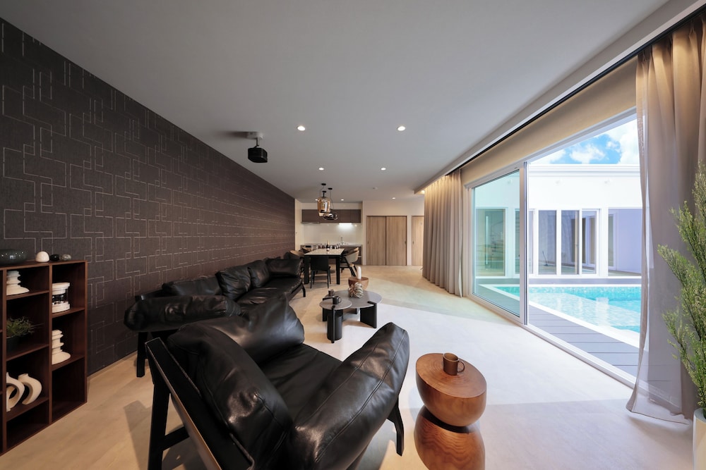 B棟_12名定員(プロジェクター&プール&天然温泉&サウナ) リビング エリア0 | クリスタルヴィラ白浜パークサイド