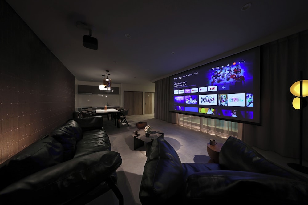 B棟_12名定員(プロジェクター&プール&天然温泉&サウナ) リビング エリア1 | クリスタルヴィラ白浜パークサイド