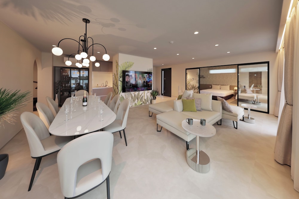 E棟_12名定員(プール&ジェットバス&天然温泉&サウナ) リビング エリア1 | クリスタルヴィラ白浜パークサイド