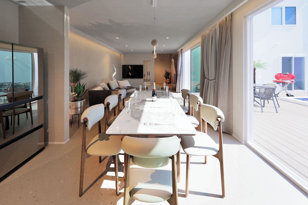 C棟 (2026/2/1~犬同伴可能部屋へ変更) 客室内のダイニングエリア1 | クリスタルヴィラ白浜パークサイド