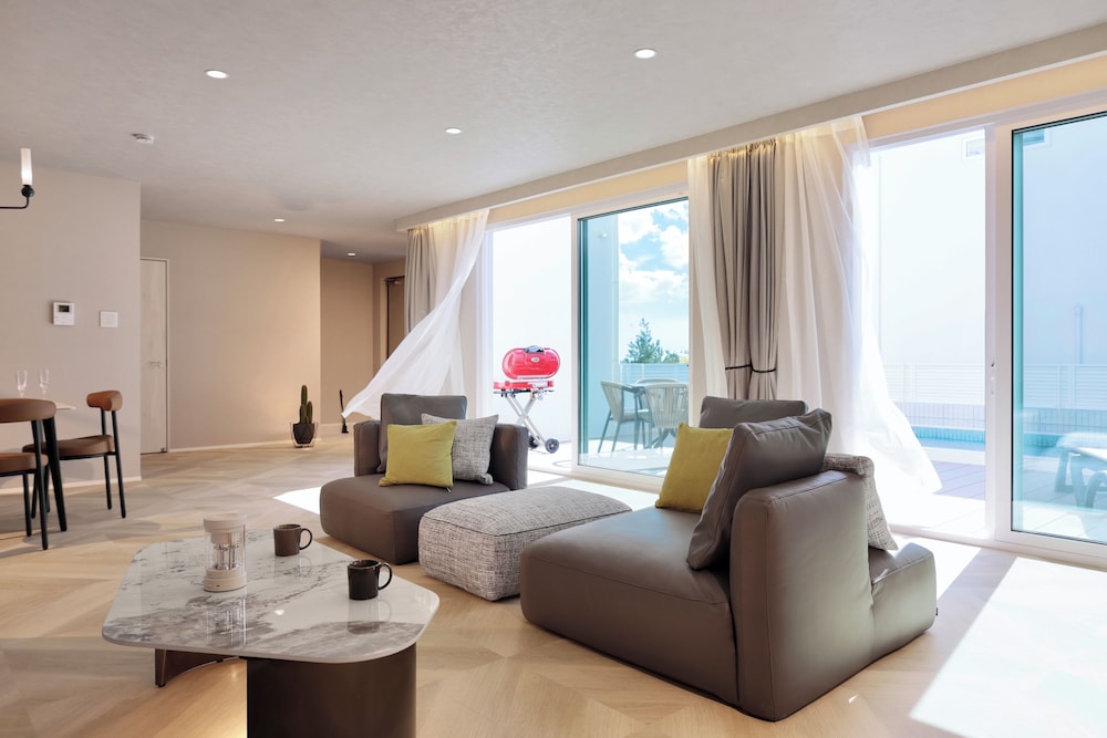 D棟_12名定員(プール&ジェットバス&天然温泉&サウナ) リビング エリア1 | クリスタルヴィラ白浜パークサイド