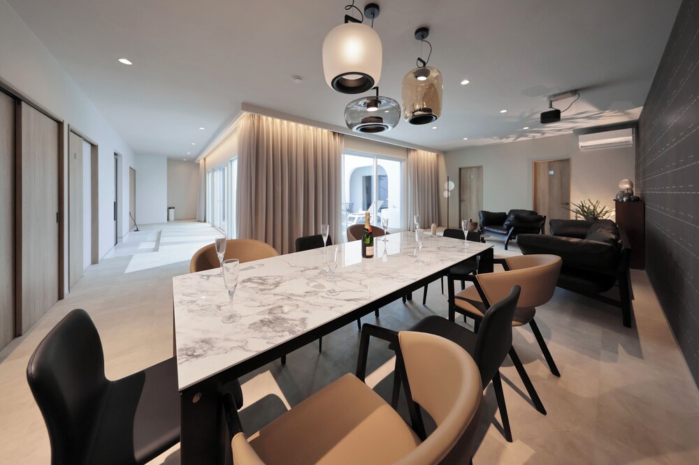 B棟_12名定員(プロジェクター&プール&天然温泉&サウナ) 客室内のダイニングエリア0 | クリスタルヴィラ白浜パークサイド