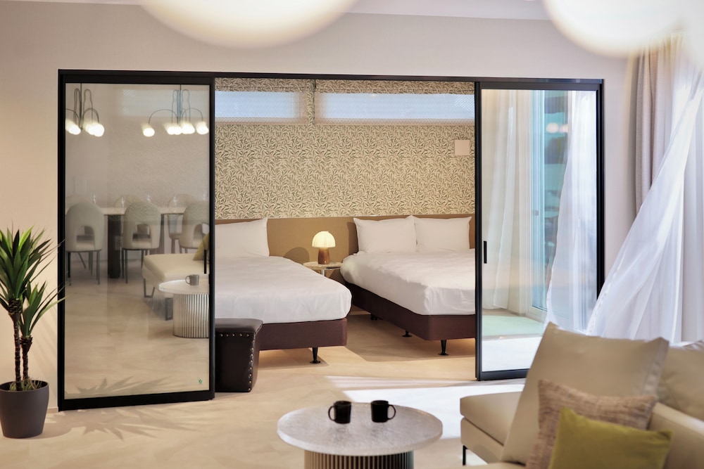 E棟_12名定員(プール&ジェットバス&天然温泉&サウナ) 客室0 | クリスタルヴィラ白浜パークサイド