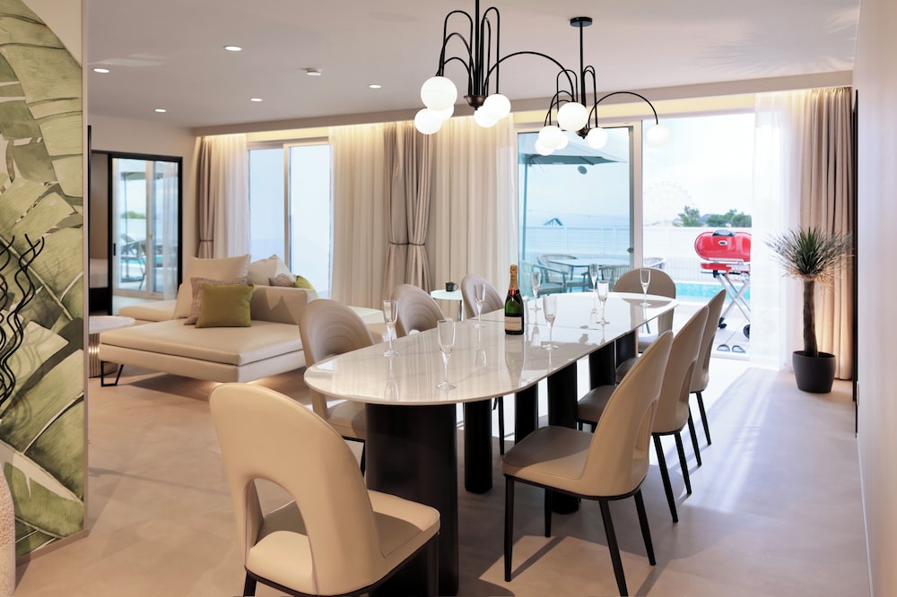 E棟_12名定員(プール&ジェットバス&天然温泉&サウナ) 客室内のダイニングエリア0 | クリスタルヴィラ白浜パークサイド