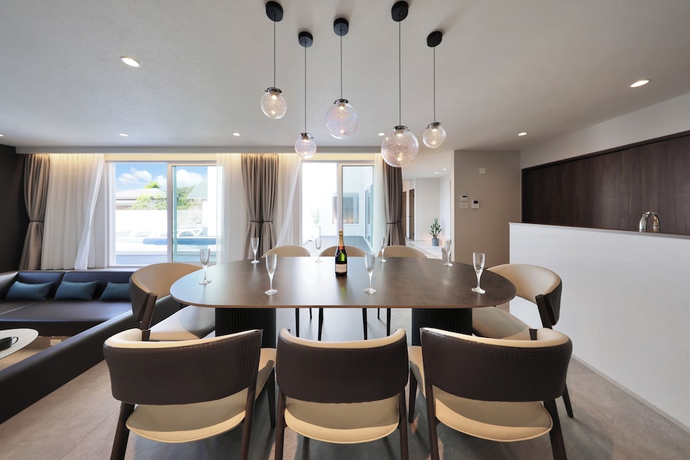 A棟 (2026/2/1~犬同伴可能部屋へ変更) 客室内のダイニングエリア0 | クリスタルヴィラ白浜パークサイド