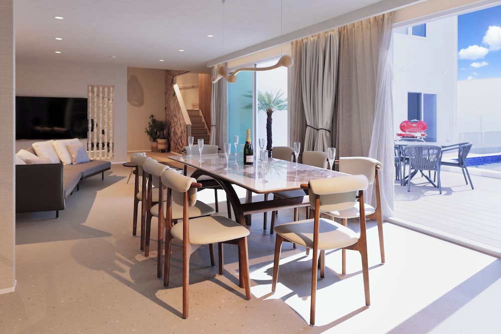 C棟 (2026/2/1~犬同伴可能部屋へ変更) 客室内のダイニングエリア0 | クリスタルヴィラ白浜パークサイド