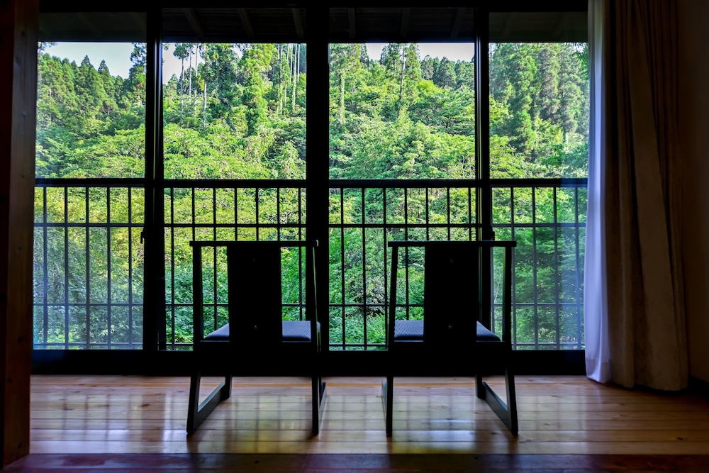 スタンダード 4 人部屋 ガーデンビュー 客室1 | 山川温泉 小杉庵/ASOGUNI グランピング