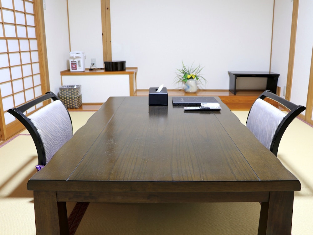 スタンダード 4 人部屋 ガーデンビュー 客室2 | 山川温泉 小杉庵