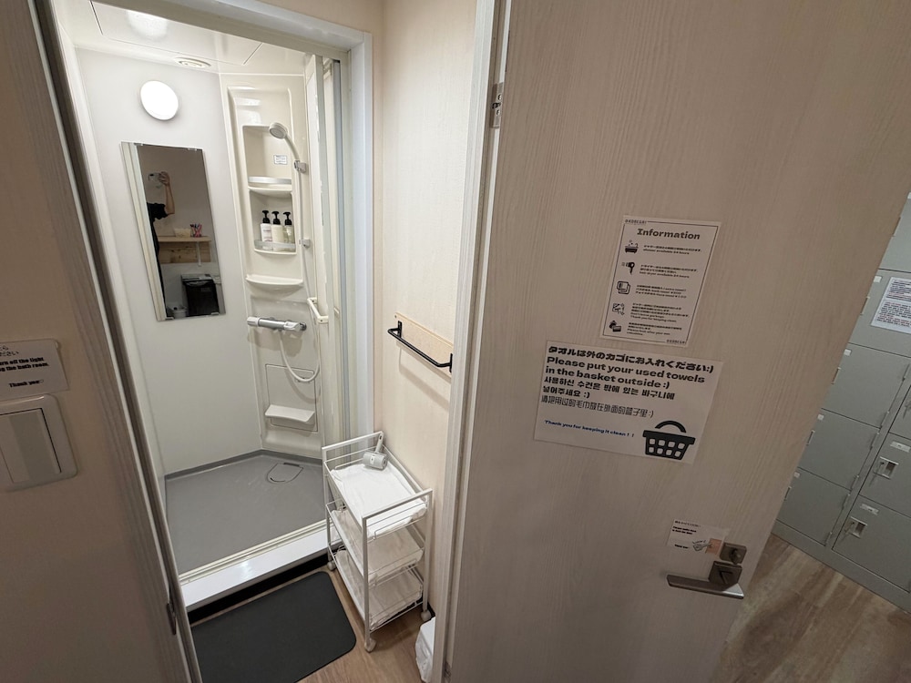 スタンダード 4 人部屋 バスルーム4 | KOREGA!Hostel Osaka Namba - ホステル