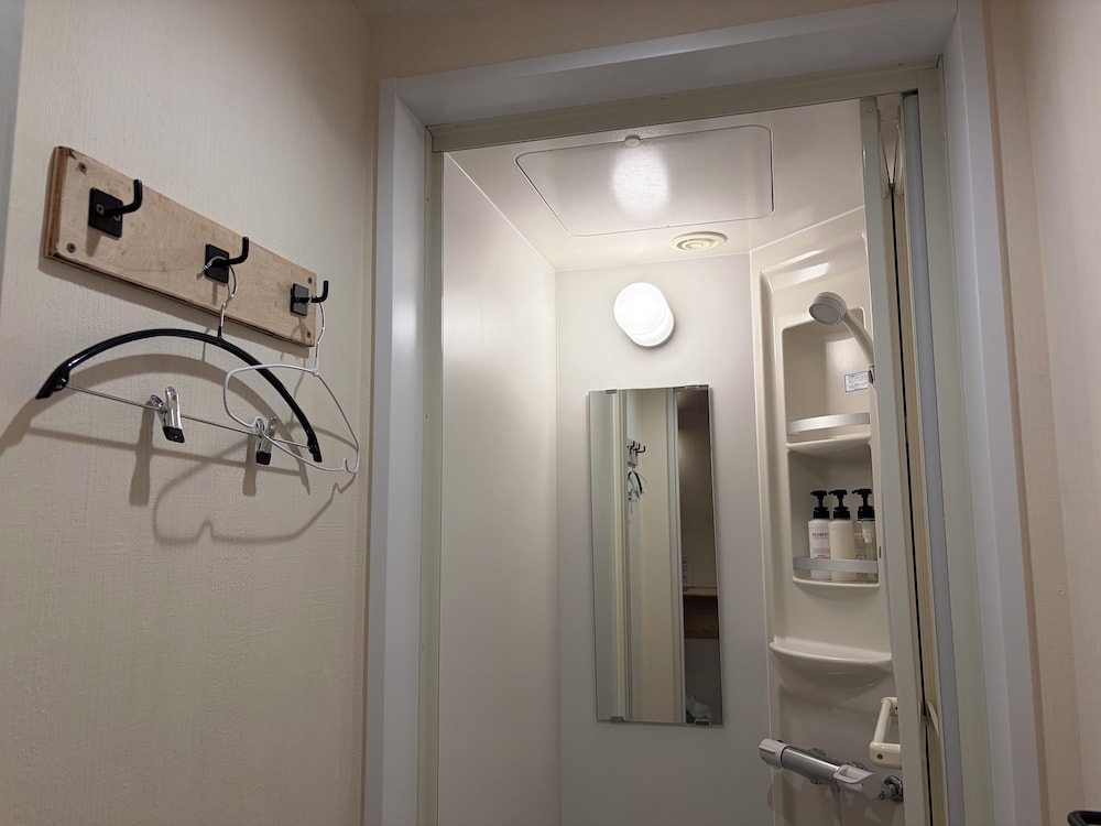 スタンダード 4 人部屋 バスルーム3 | KOREGA!Hostel Osaka Namba - ホステル