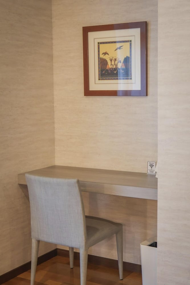 プレジデンシャル スイート ベッド (複数台) バルコニー シティビュー 客室10 | THE RESIDENCE HOTEL OKAYAMA