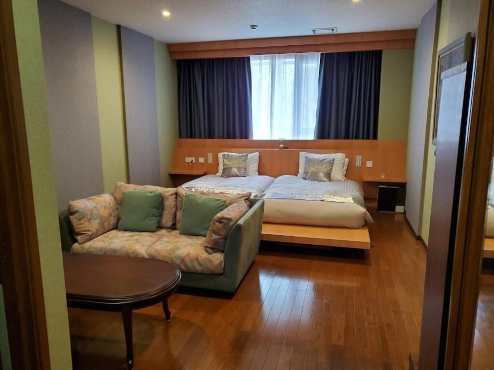 プレジデンシャル スイート 客室2 | THE RESIDENCE HOTEL OKAYAMA