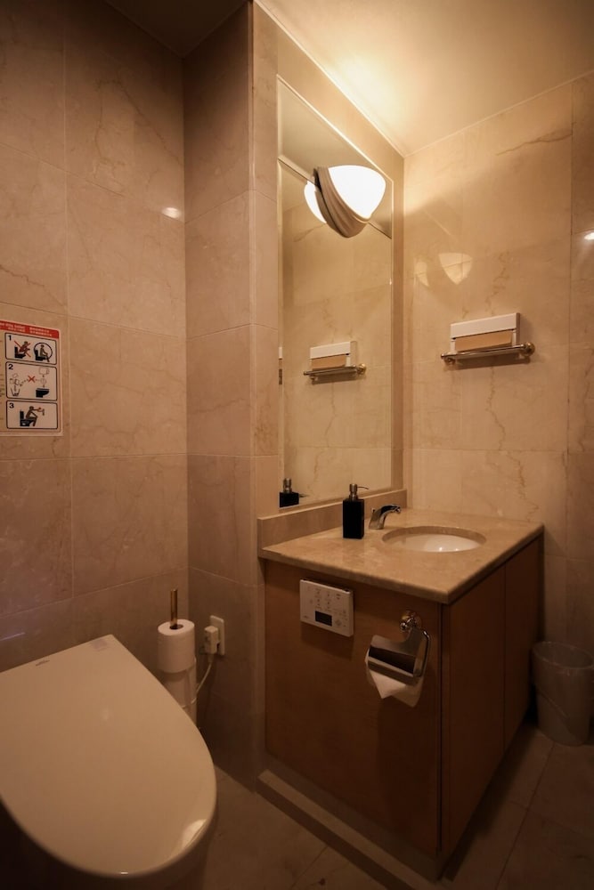 プレジデンシャル スイート ベッド (複数台) バルコニー シティビュー 客室14 | THE RESIDENCE HOTEL OKAYAMA