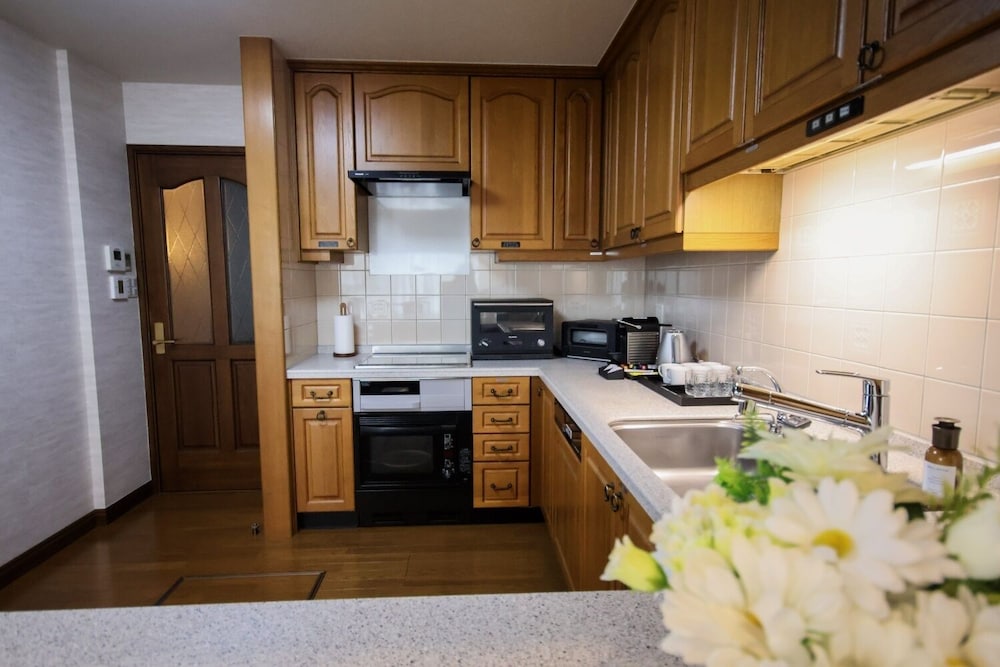 プレジデンシャル スイート 専用キッチン2 | THE RESIDENCE HOTEL OKAYAMA