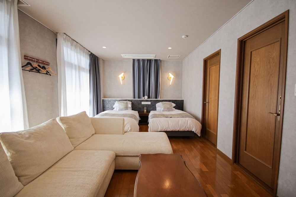 プレジデンシャル スイート ベッド (複数台) バルコニー シティビュー 客室13 | THE RESIDENCE HOTEL OKAYAMA