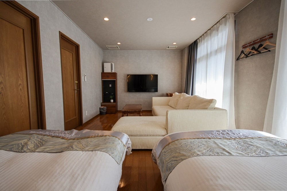 プレジデンシャル スイート ベッド (複数台) バルコニー シティビュー 客室11 | THE RESIDENCE HOTEL OKAYAMA