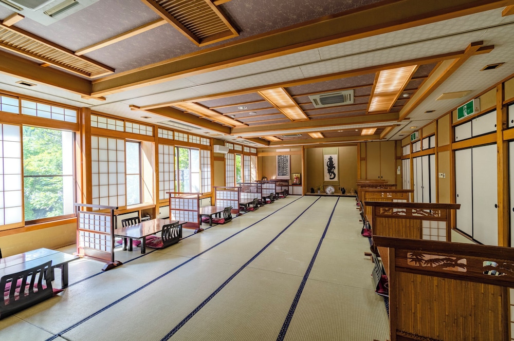 和室10帖 4人部屋トイレ付き 禁煙 ガーデビュー 旅館のお食事処1 | 旅館 焼乃湯