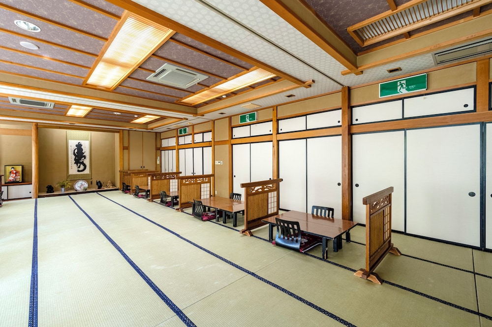 和室10帖 4人部屋トイレ付き 禁煙 ガーデビュー 旅館のお食事処0 | 旅館 焼乃湯