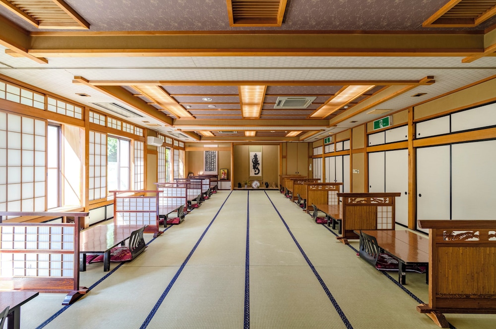 和室10帖 4人部屋トイレ付き 禁煙 ガーデビュー 旅館のお食事処3 | 旅館 焼乃湯