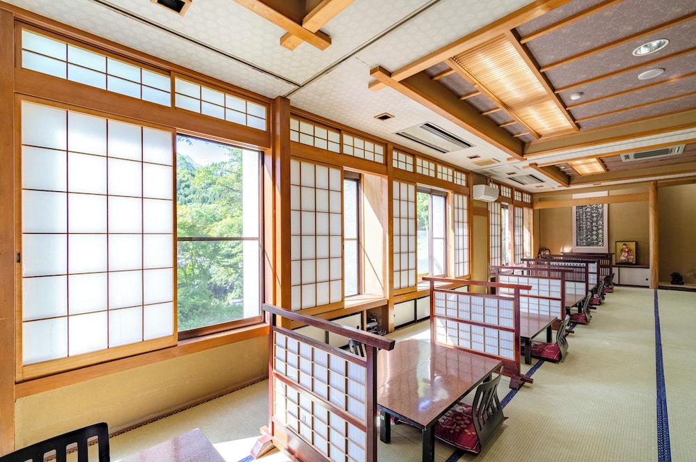 和室10帖 4人部屋トイレ付き 禁煙 ガーデビュー 旅館のお食事処2 | 旅館 焼乃湯