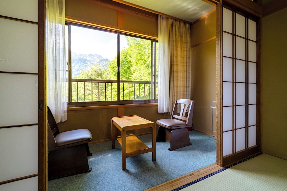 和室10帖 4人部屋トイレ付き 禁煙 ガーデビュー 客室4 | 旅館 焼乃湯