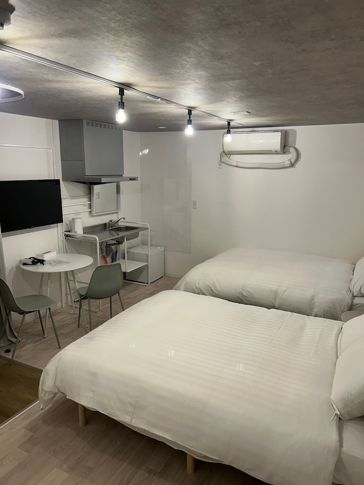 ベーシック ツインルーム ダブルベッド 2 台 禁煙 客室2 | The book lounge hotel KANI