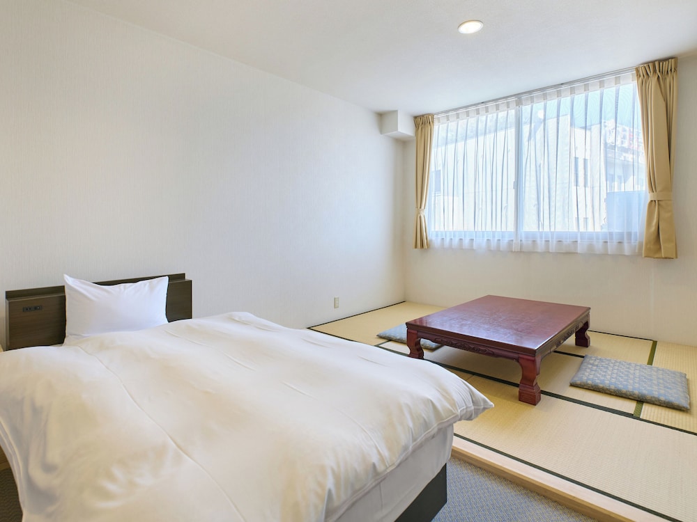 デラックスツインルーム + 6畳 禁煙 客室3 | おわらビューホテル