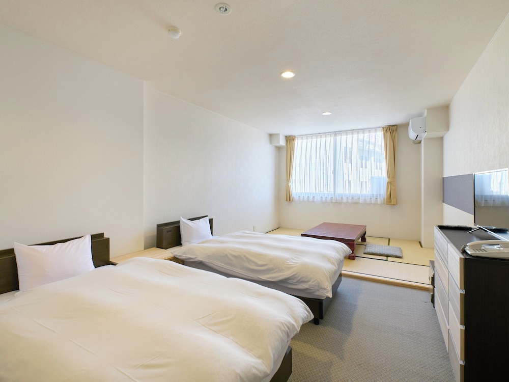 デラックスツインルーム + 6畳 禁煙 | おわらビューホテル