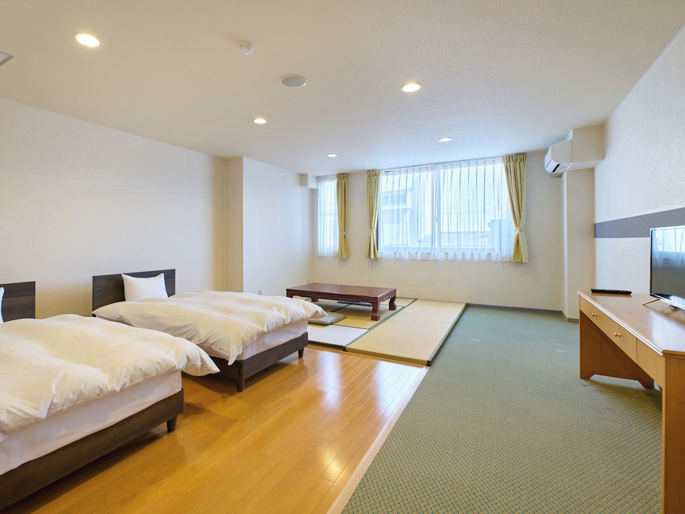 デラックスツインルーム + 8畳 禁煙 | おわらビューホテル