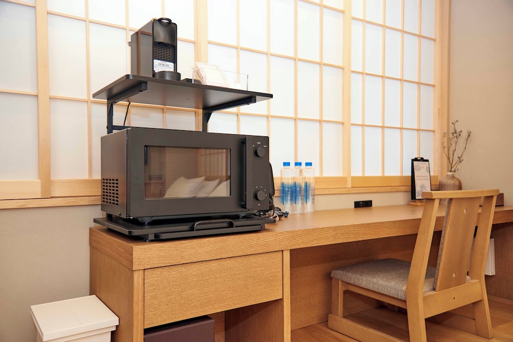 コンフォート トリプルルーム 客室内のダイニングエリア0 | MKG HOTEL Asakusa