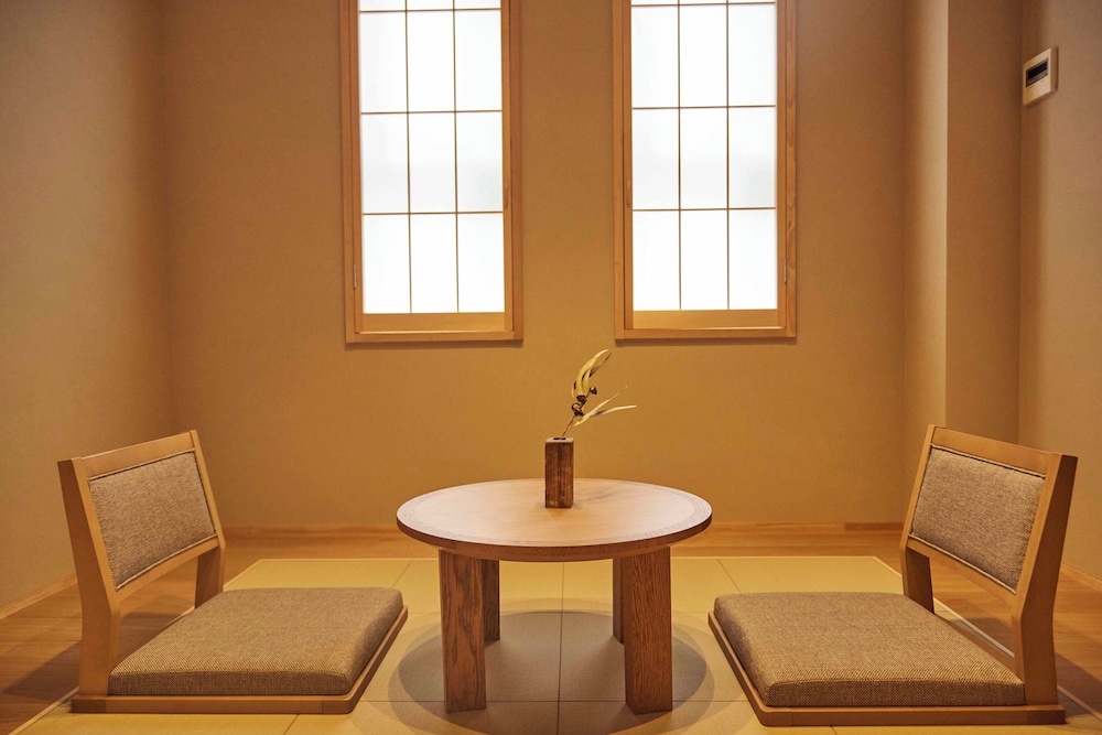 スーペリア 4 人部屋 リビング エリア2 | MKG HOTEL Asakusa