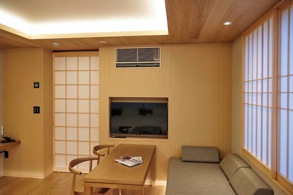 スーペリア 4 人部屋 リビング エリア3 | MKG HOTEL Asakusa