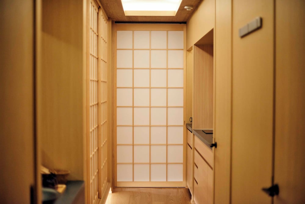 スーペリア 4 人部屋 客室内のダイニングエリア0 | MKG HOTEL Asakusa