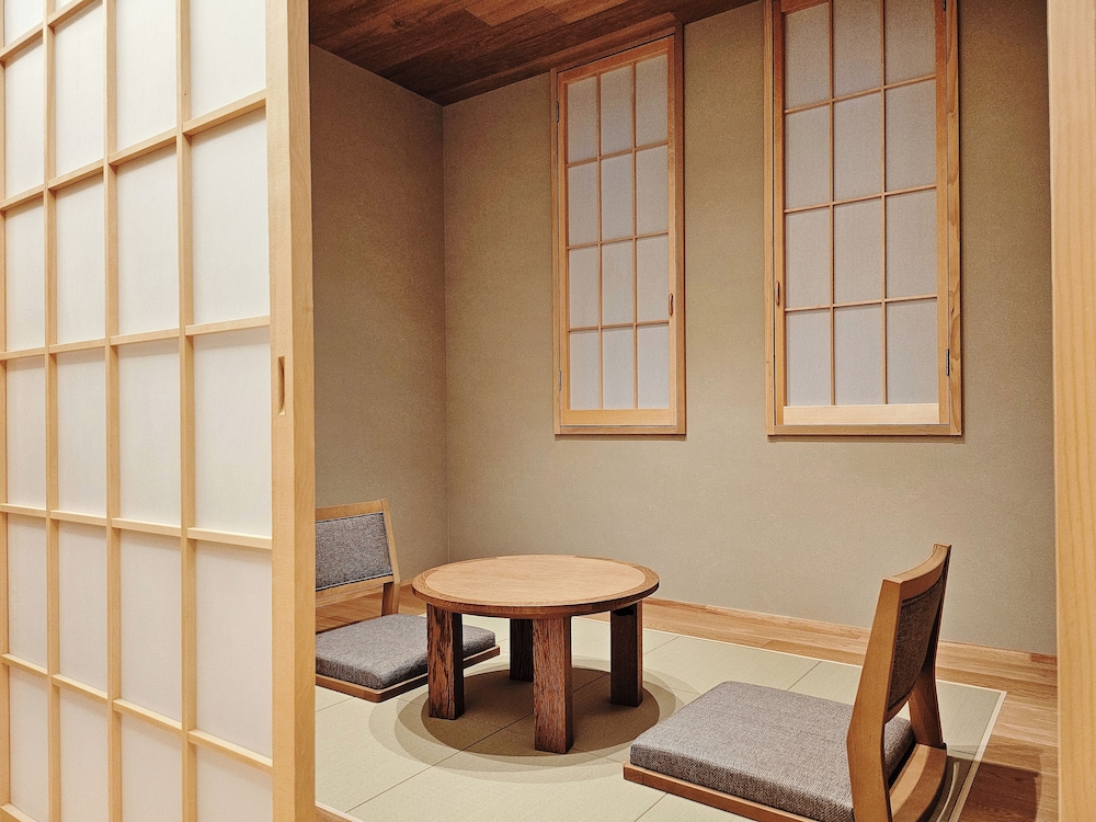 スーペリア 4 人部屋 リビング エリア4 | MKG HOTEL Asakusa