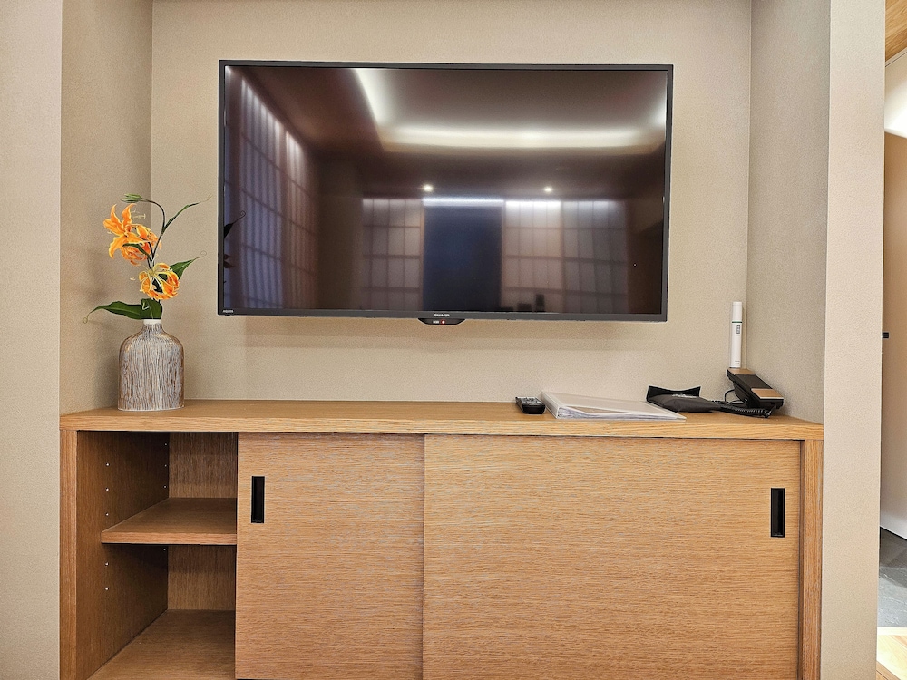 コンフォート トリプルルーム リビング エリア1 | MKG HOTEL Asakusa