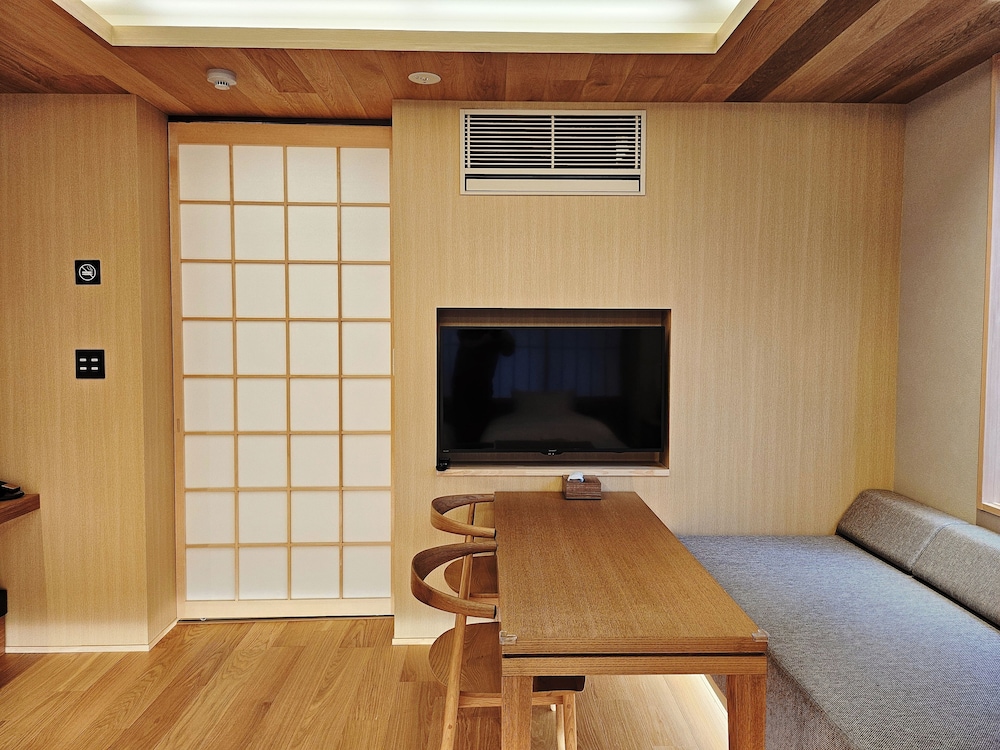 スーペリア 4 人部屋 リビング エリア1 | MKG HOTEL Asakusa