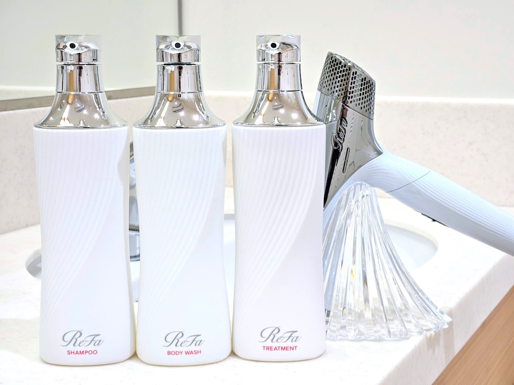 ベーシック ツインルーム ダブルベッド 2 台 禁煙 マウンテンビュー バスルームのシャワー0 | 奏の森リゾート　フォレストグランピング