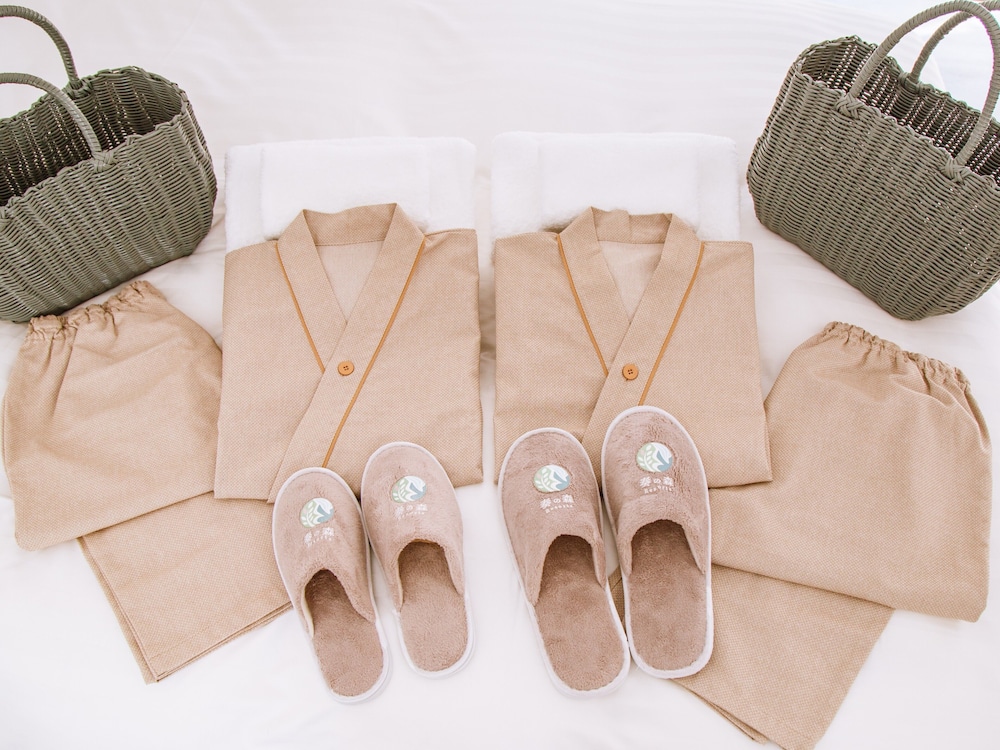 ベーシック ツインルーム ダブルベッド 2 台 禁煙 マウンテンビュー 客室5 | 奏の森リゾート　フォレストグランピング