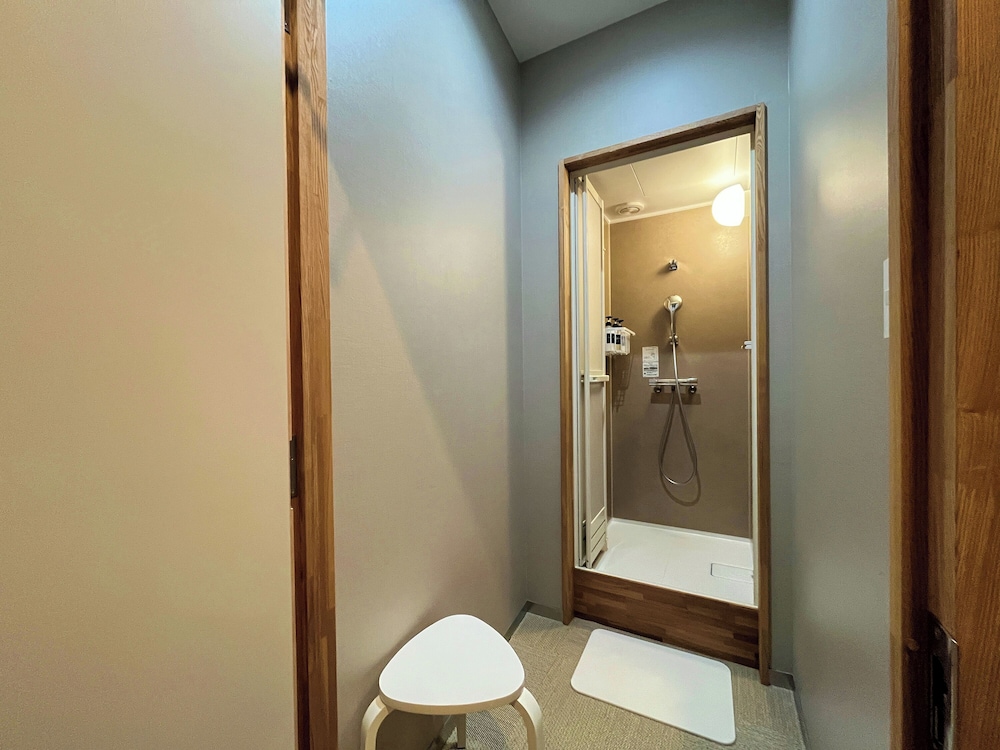 ベーシック ツインルーム 共用バスルーム5 | métisse stay